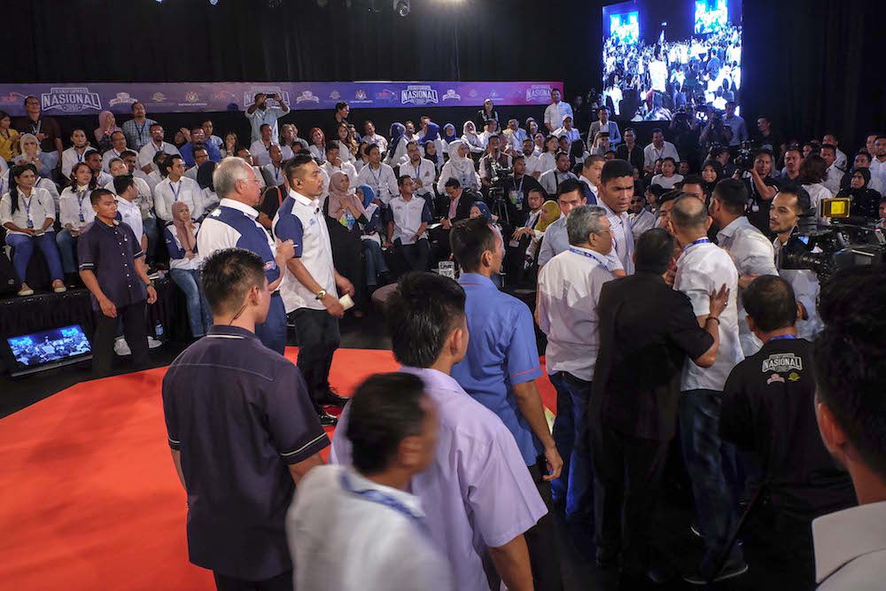 Film Producer Gets Slapped in Front of PM Najib During a Conference - World Of Buzz 3