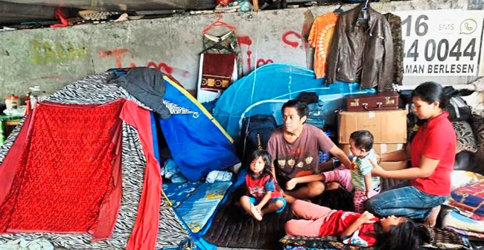 Impoverished Family with 9-month-old Baby Live Under Flyover in Poor Condition - World Of Buzz 1