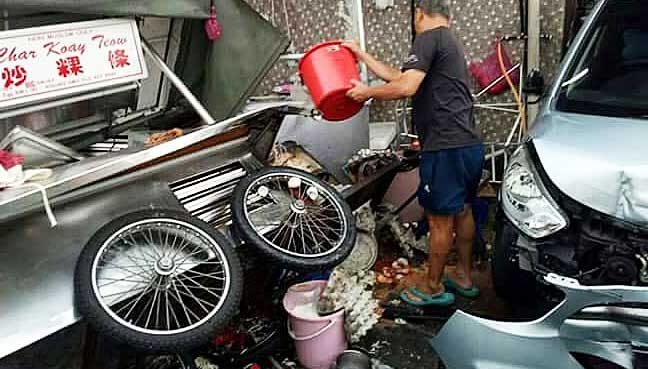 Malaysian Lady Reverses and Crashes into Penang Hawker Stalls, Flees Accident Scene - World Of Buzz 2