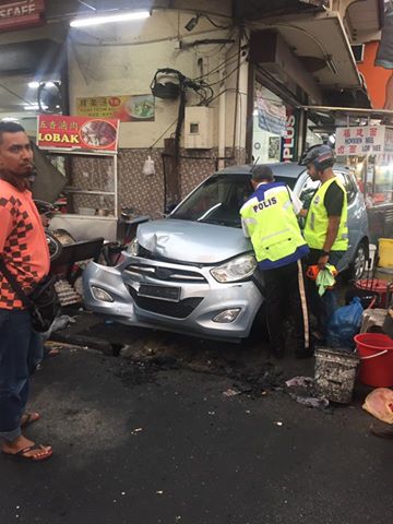 Malaysian Lady Reverses and Crashes into Penang Hawker Stalls, Flees Accident Scene - World Of Buzz