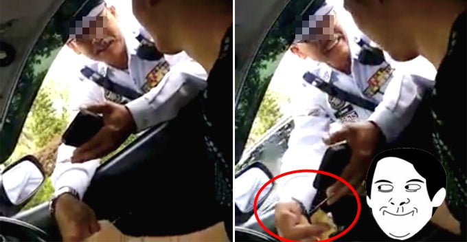 Malaysian Policeman Caught Red Handed For Accepting Bribery From Traffic Offender - World Of Buzz 2