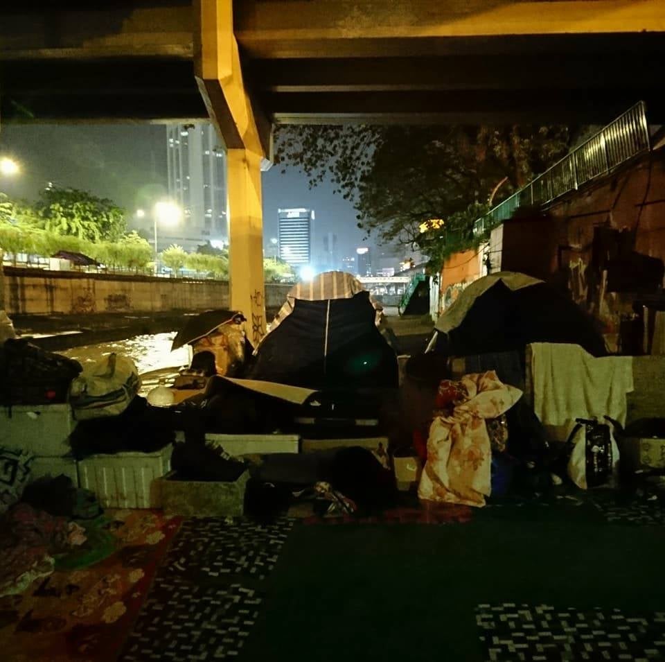 Malaysian Shares Sad Story Of Underground Homeless Community, Decides To Help Them - World Of Buzz