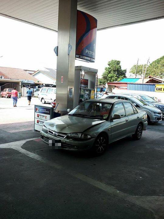 Malaysian Woman Demands For Free Petrol And Refuses To Move Her Car Until She Gets It - World Of Buzz 1