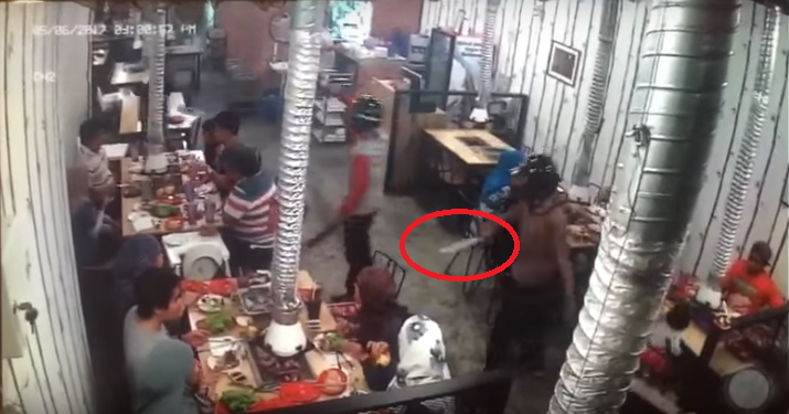 Robbers Armed with Machetes Robbed Malaysians of RM30,000 in a Matter of Minutes - World Of Buzz