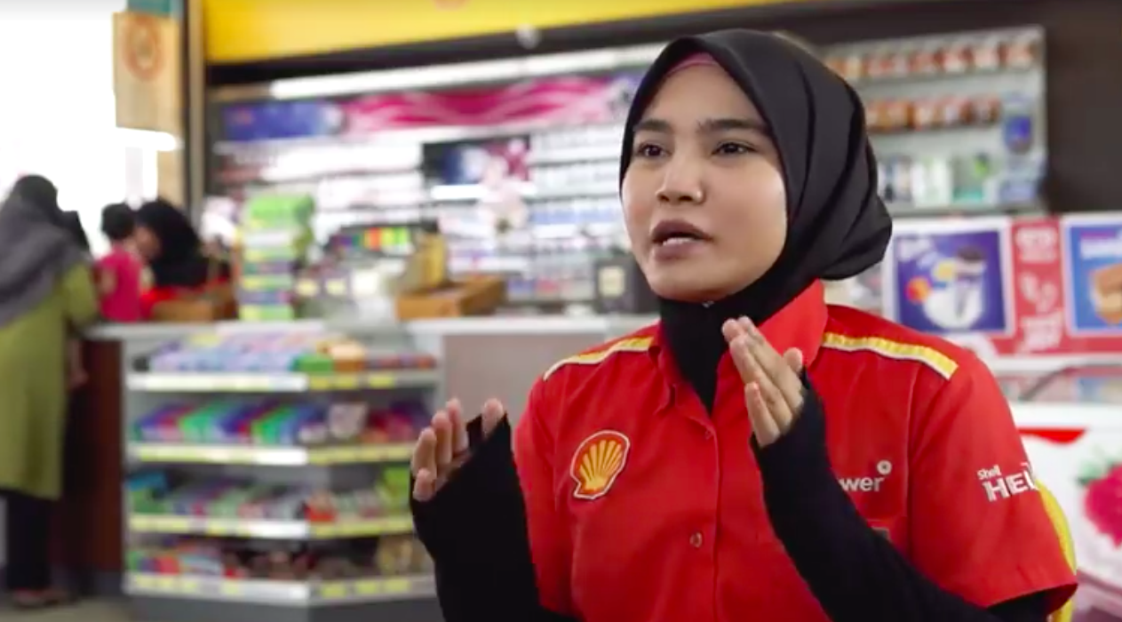 Shell's 'Mineral Water Lady' Shares Her Inspiring Story in Viral Video - World Of Buzz 1