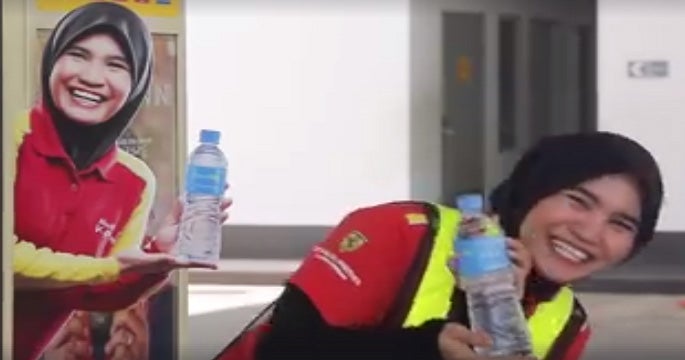 Shell's 'Mineral Water Lady' Shares Her Inspiring Story in Viral Video - World Of Buzz 3