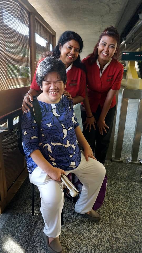 Singapore's Train Staff Helps Blind Woman With Commute Everyday Despite Busyness - World Of Buzz 1