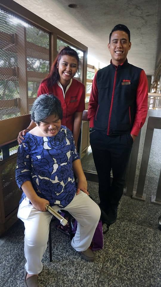 Singapore's Train Staff Helps Blind Woman With Commute Everyday Despite Busyness - World Of Buzz 2