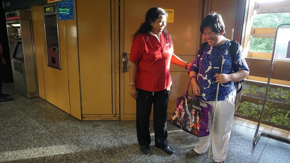 Singapore's Train Staff Helps Blind Woman With Commute Everyday Despite Busyness - World Of Buzz 3