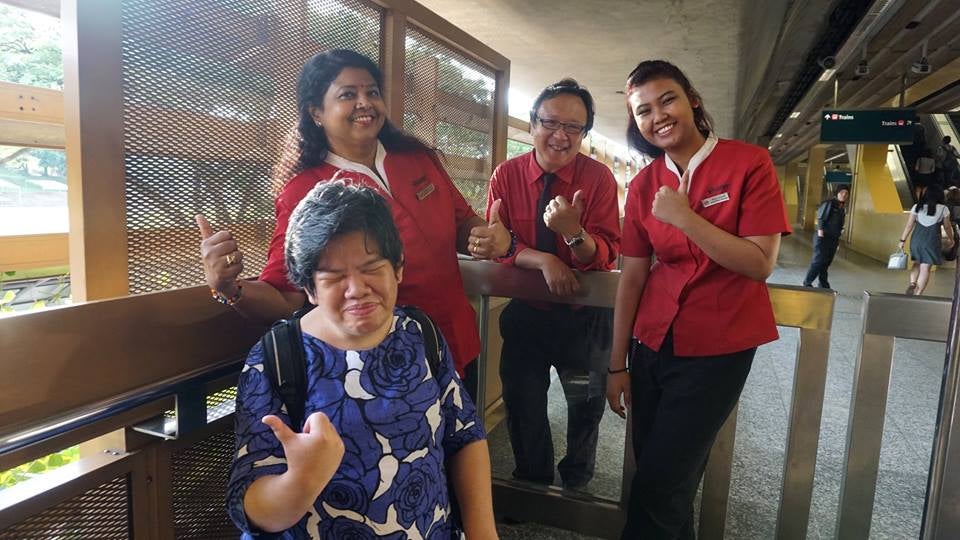 Singapore's Train Staff Helps Blind Woman With Commute Everyday Despite Busyness - World Of Buzz