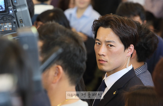 South Korea's New President Has a Handsome Bodyguard that Got Netizens Surrendering to Him - World Of Buzz 1