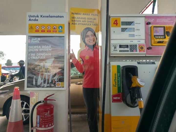 The Shell Lady has Returned to Haunt Malaysian Drivers - World Of Buzz 2