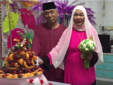 This Elderly Singaporean Couple Proves It is Never Too Late to Find New Love - World Of Buzz 1