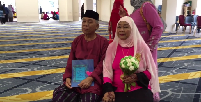 This Elderly Singaporean Couple Proves It is Never Too Late to Find New Love - World Of Buzz
