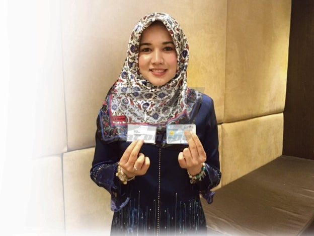 This Malaysian Student Has 2 Identity Cards Because of Her Long Name - World Of Buzz