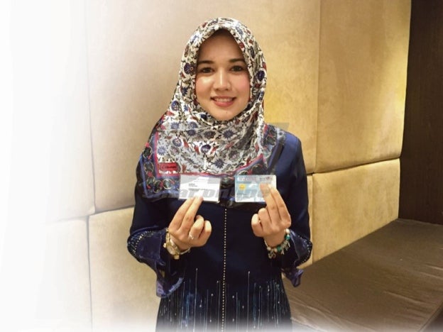 This Malaysian Student Has 2 Identity Cards Because Of Her Long Name - World Of Buzz