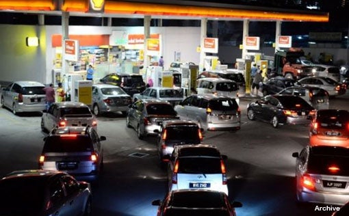 10 Ridiculous Things Malaysians Do When Pumping Petrol - World Of Buzz 1