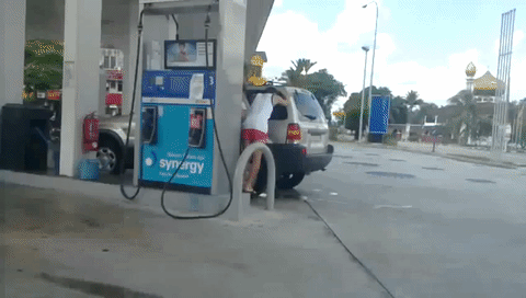 10 Ridiculous Things Malaysians Do When Pumping Petrol - World Of Buzz 2