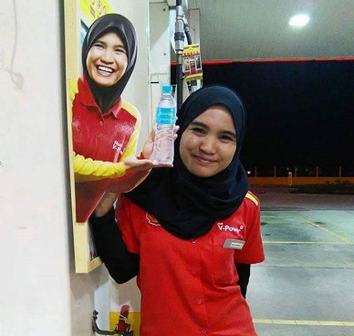 10 Ridiculous Things Malaysians Do When Pumping Petrol - World Of Buzz 3