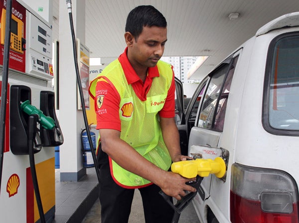 10 Ridiculous Things Malaysians Do When Pumping Petrol - World Of Buzz 7