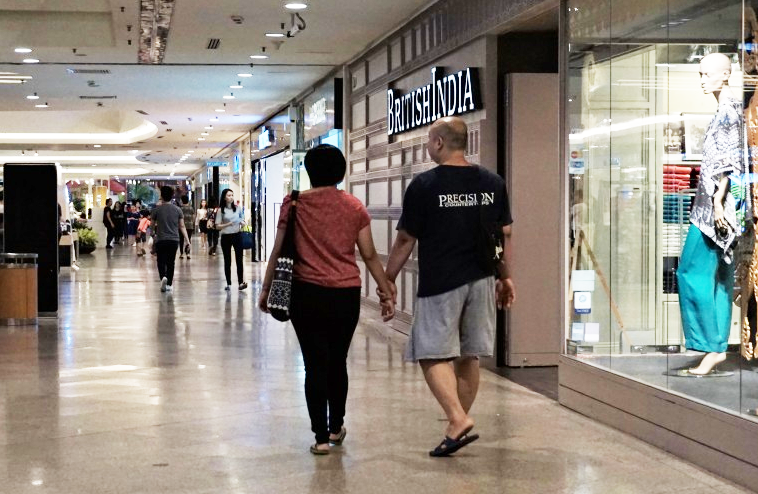 10 Types Of Malaysian Couples You'll Spot In Every Shopping Mall - World Of Buzz 2