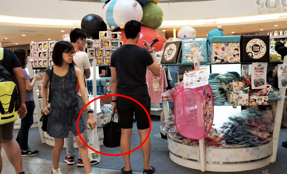 10 Types Of Malaysian Couples You'll Spot In Every Shopping Mall - World Of Buzz 3