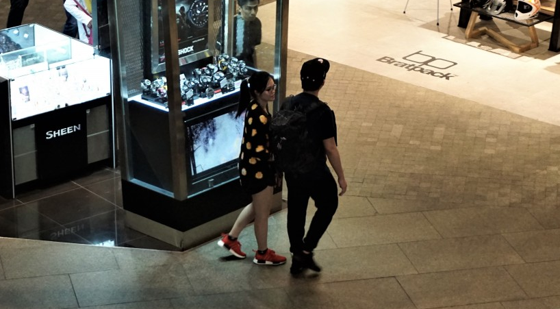 10 Types Of Malaysian Couples You'll Spot In Every Shopping Mall - World Of Buzz 4
