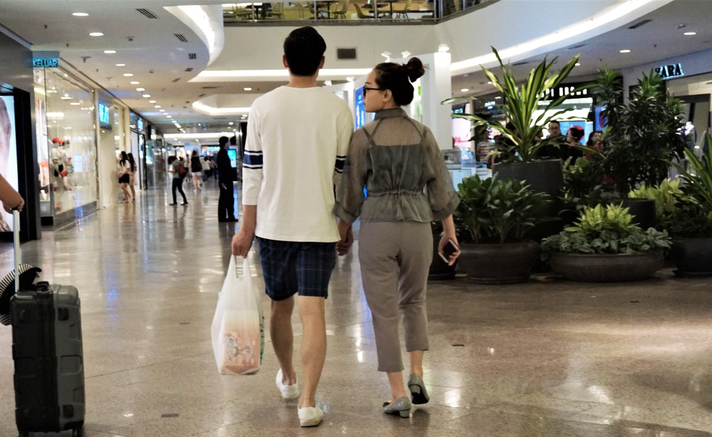 10 Types Of Malaysian Couples You'll Spot In Every Shopping Mall - World Of Buzz 8