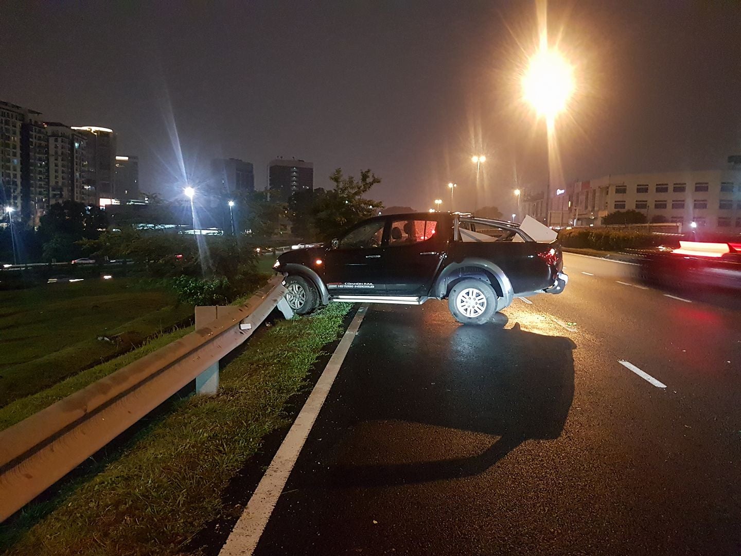 Malaysian Warns Others Of Tow Truck Scam After Crashing 4wd In Subang 