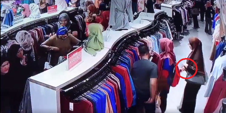 CCTV Catches Mak Cik Pickpocket in Action in Shopping Malls in Jalan TAR - World Of Buzz 2