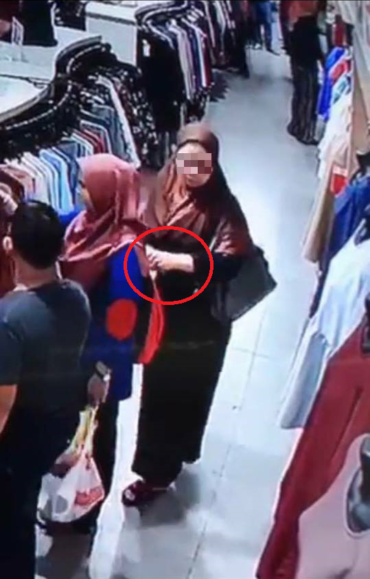 CCTV Catches Mak Cik Pickpocket in Action in Shopping Malls in Jalan TAR - World Of Buzz
