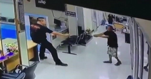 Compassionate Thai Police Officer Hugs Man Who Pointed a Knife at Him - World Of Buzz 1