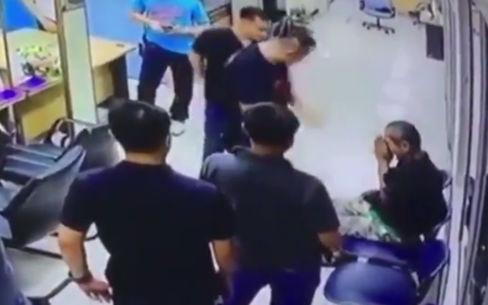 Compassionate Thai Police Officer Hugs Man Who Pointed a Knife at Him - World Of Buzz 3