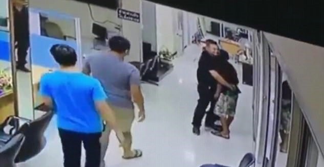 Compassionate Thai Police Officer Hugs Man Who Pointed a Knife at Him - World Of Buzz