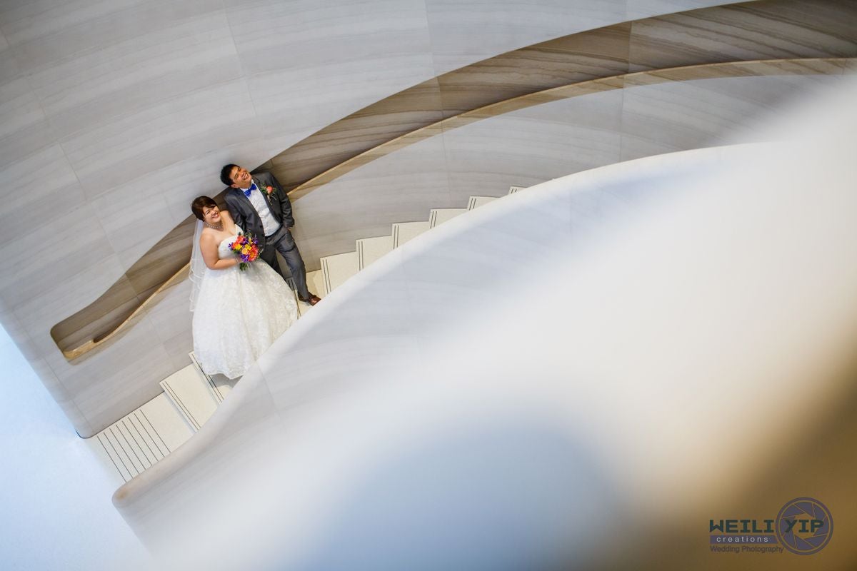 Cute Singaporean Couple Took Their Wedding Photos at The Apple Store - World Of Buzz 12