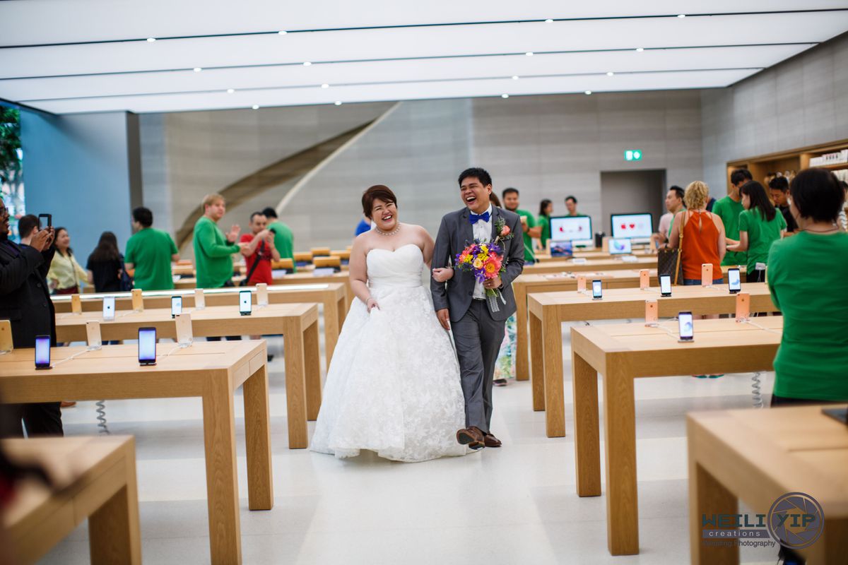 Cute Singaporean Couple Took Their Wedding Photos at The Apple Store - World Of Buzz 13