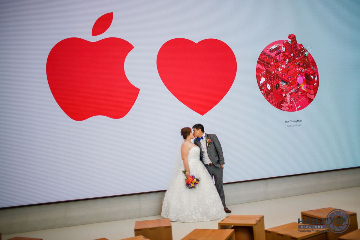 Cute Singaporean Couple Took Their Wedding Photos at The Apple Store - World Of Buzz 16