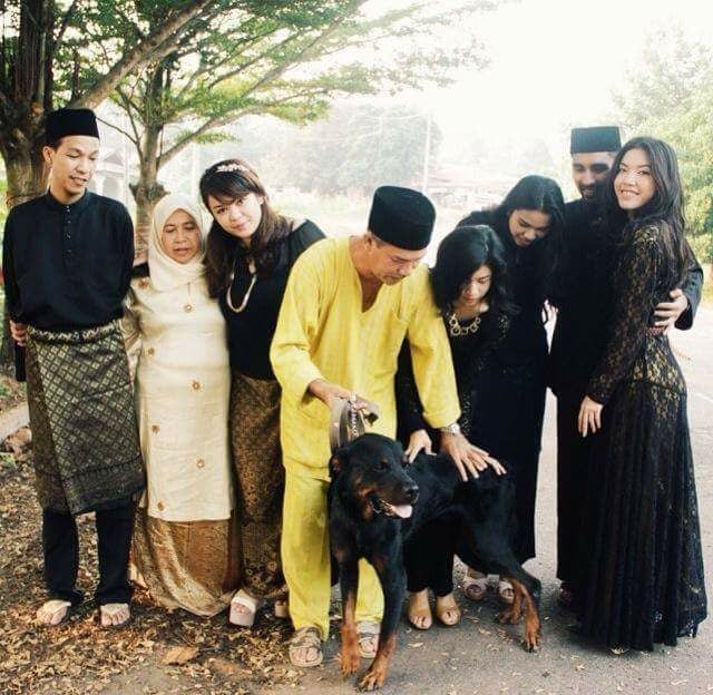 Hari Raya Family Photo with Dog Goes Viral, Warms Malaysians' Hearts - World Of Buzz 4