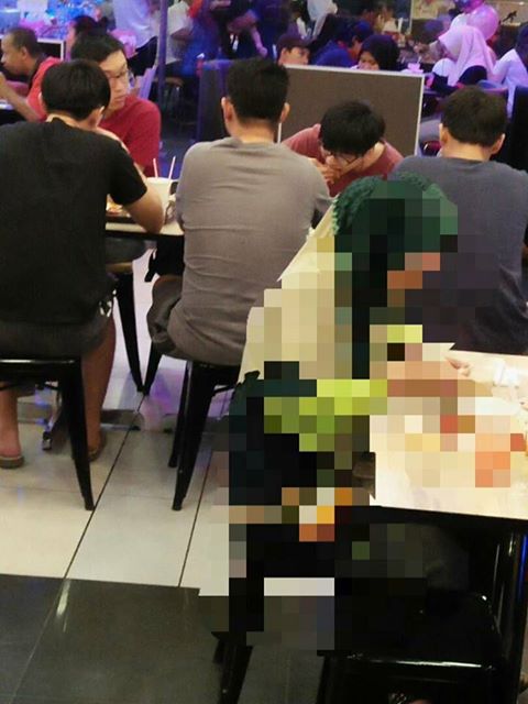 Heartwarming Photo Shows Chinese Teens In Restaurant Waiting To Break Fast With Muslims - World Of Buzz