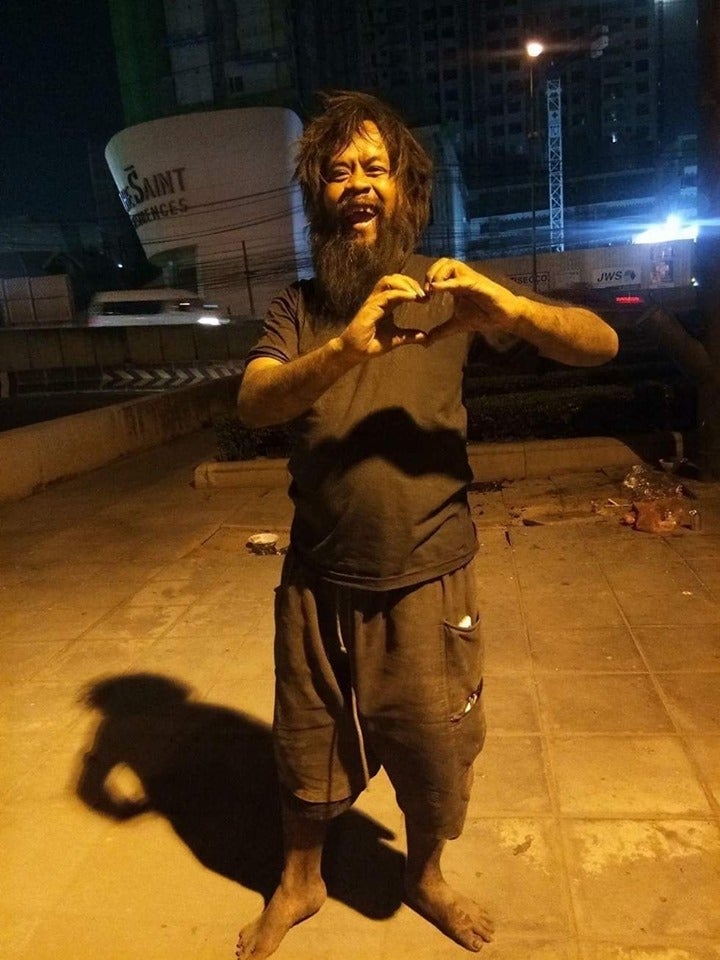 Homeless Man from Bangkok Sells Limes Just to Feed Beloved Stray Cat - WORLD OF BUZZ 3