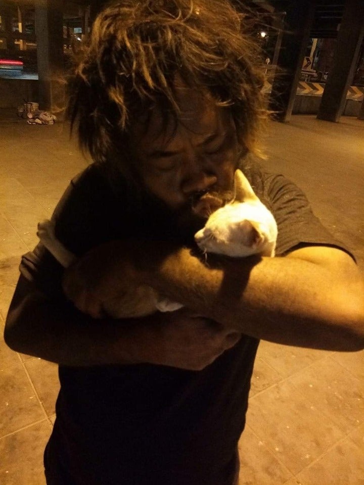 Homeless Man from Bangkok Sells Limes Just to Feed Beloved Stray Cat - WORLD OF BUZZ