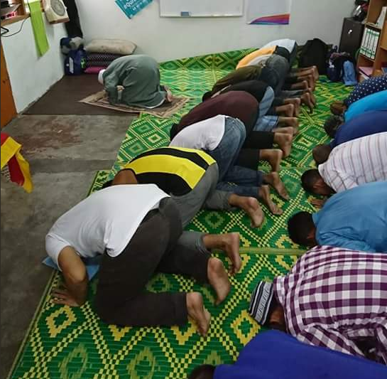 Inspiring Malaysian Mufti Prays with Muslim Drug Addicts and Transgenders for Ramadhan - World Of Buzz 1