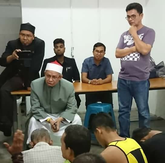 Inspiring Malaysian Mufti Prays with Muslim Drug Addicts and Transgenders for Ramadhan - World Of Buzz 2