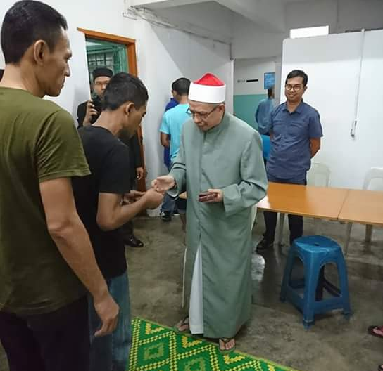 Inspiring Malaysian Mufti Prays with Muslim Drug Addicts and Transgenders for Ramadhan - World Of Buzz