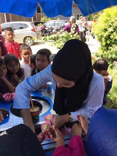 Inspiring Malaysian University Student Sells Ice-Cream to Help Her Father - World Of Buzz 2