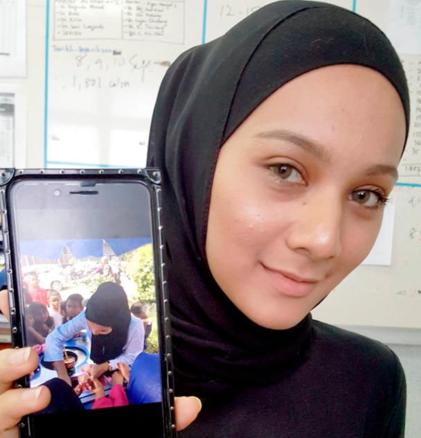 Inspiring Malaysian University Student Sells Ice-Cream to Help Her Father - World Of Buzz