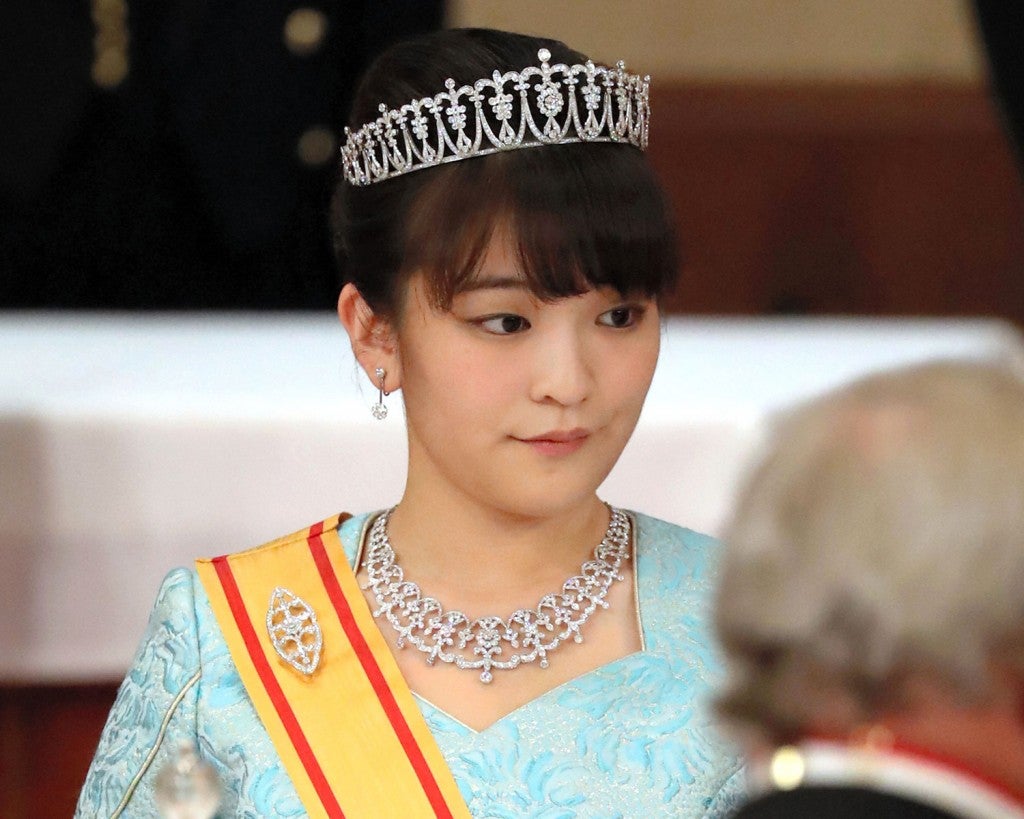 Japan's Princess Gives Up Royal Status to Marry the Love of Her Life - World Of Buzz 4