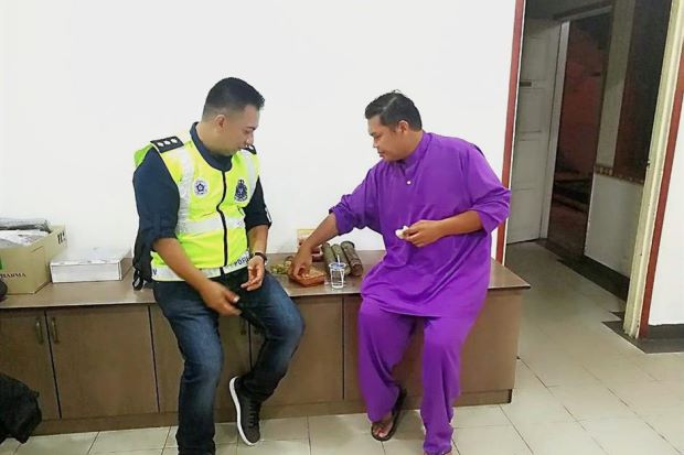 Kind Setapak Police Chief Helps Homeless Man Who Sought For Shelter During Hari Raya - World Of Buzz