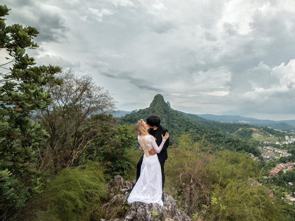Malaysian 'Daredevil' Travels To 15 Countries To Take His Own Stunning Wedding Photos! - World Of Buzz