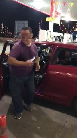 Malaysian Guy Blocks Woman's Exit, She Gives Rude Gesture And Scolds Him Nonstop - World Of Buzz 2